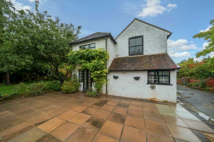 5 Bedroom Detached House To Rent In Chobham, Woking, GU24