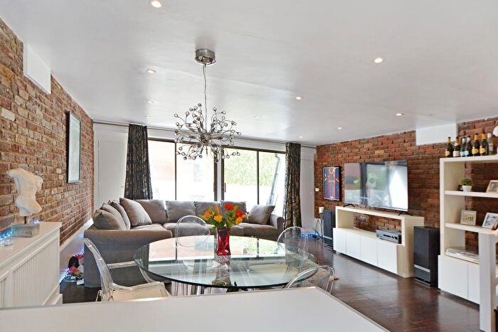 3 Bedroom Flat To Rent In Edith Grove, London, SW10