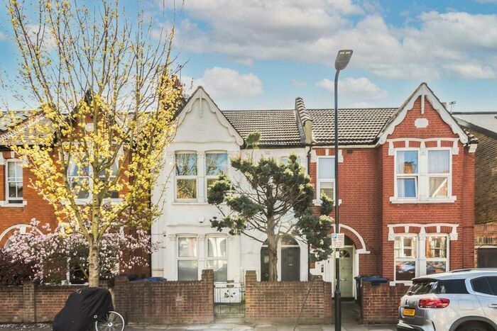 3 Bedroom Flat To Rent In Darwin Road, London, W5