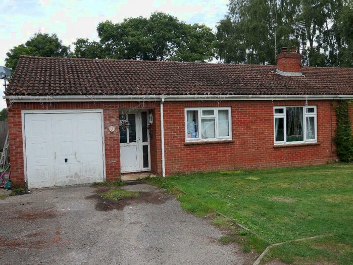 3 Bedroom Semi-Detached Bungalow For Sale In Hudsons Meadow, RG27