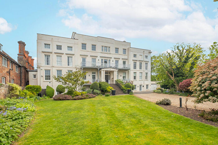 2 Bedroom Flat For Sale In Hampton Court Road, East Molesey, KT8