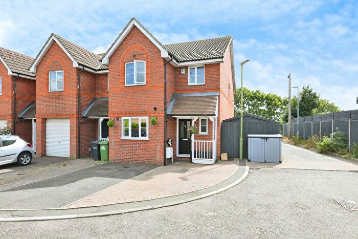 3 Bedroom Terraced House For Sale In Farm Lane, Hoddesdon, EN11