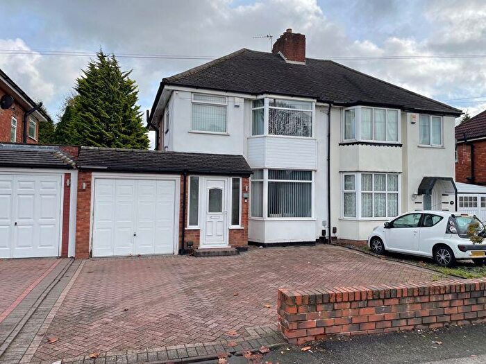 3 Bedroom Semi Detached House For Sale In Kingstanding Road, Birmingham, B44