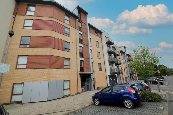 1 Bedroom Flat To Rent In Commonwealth Drive, Crawley, RH10