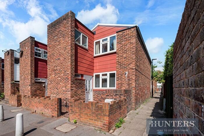 3 Bedroom End Terrace House For Sale In Walnut Tree Road, Brentford, TW8