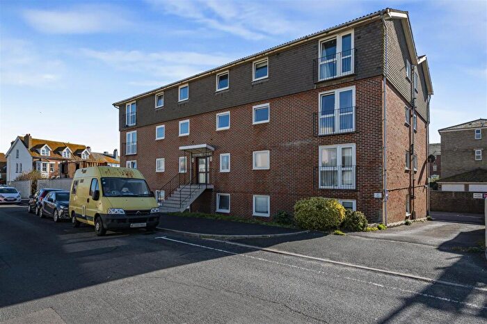 2 Bedroom Flat For Sale In Rayford Court, St Johns Road, Seaford, BN25