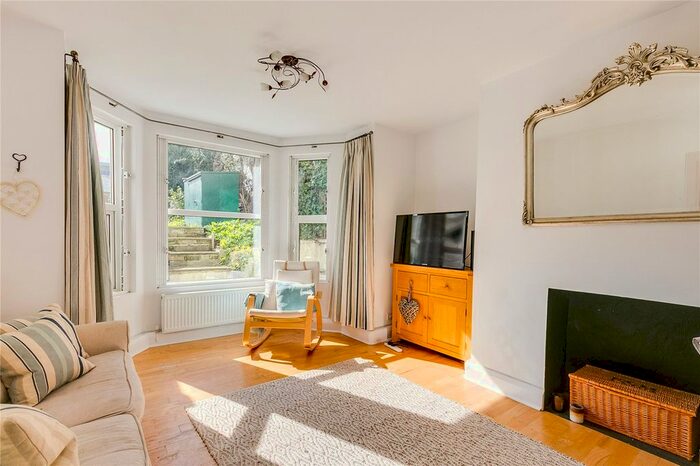 3 Bedroom Flat To Rent In Gauden Road, London, SW4