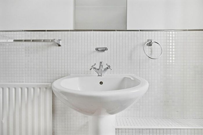 1 Bedroom Flat To Rent In Batwa House, Varcoe Road, SE16