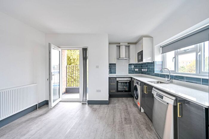 2 Bedroom Flat To Rent In High Street, Feltham, TW13