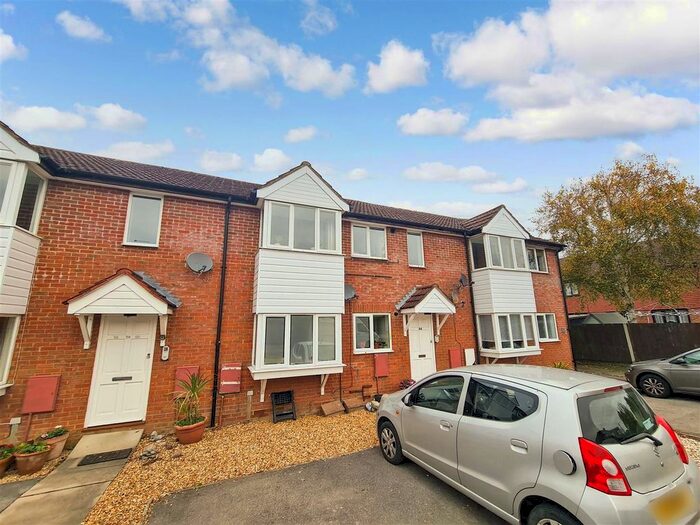 2 Bedroom Flat To Rent In Kings Avenue, Tongham, Farnham, GU10