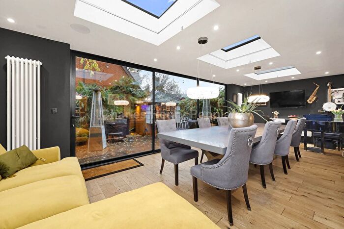 3 Bedroom Cottage For Sale In Slades Hill, London, EN2