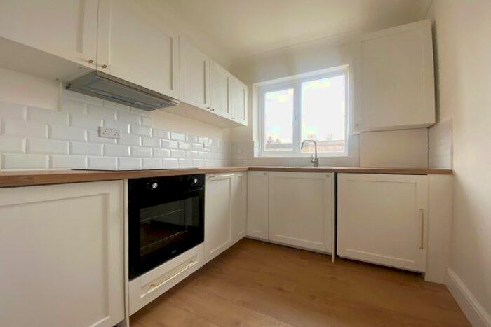 2 Bedroom Flat To Rent In Brayards Road, London, SE15