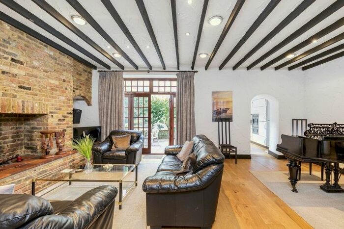 3 Bedroom Flat To Rent In Queen's Gate Gardens, London, SW7