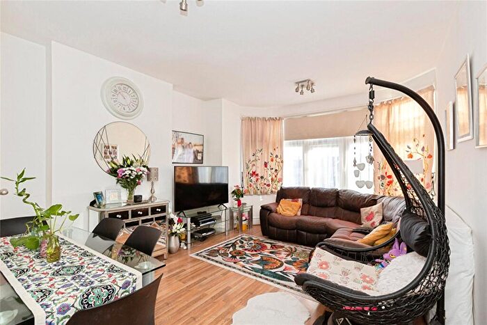 2 Bedroom Flat For Sale In Cranbrook Road, Ilford, IG1