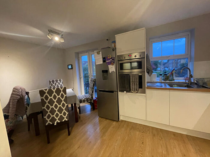 5 Bedroom Semi-Detached House To Rent In Pexalls Close, Hook, RG27