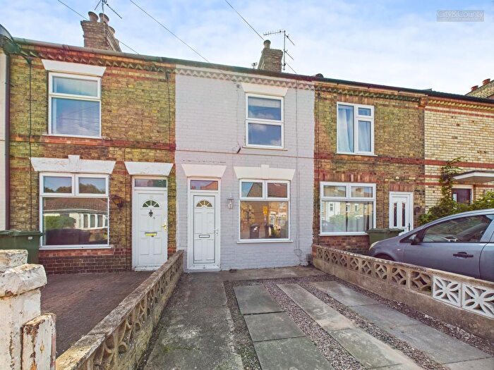 3 Bedroom Terraced House For Sale In New Road, Woodston, Peterborough, PE2
