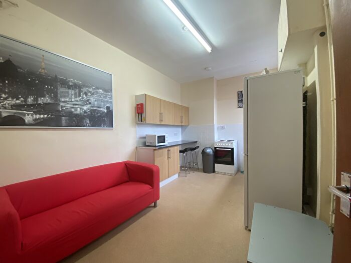 3 Bedroom Flat To Rent In Elm Grove, PO5