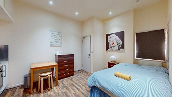 Studio To Rent In Brondesbury Park, London, NW6