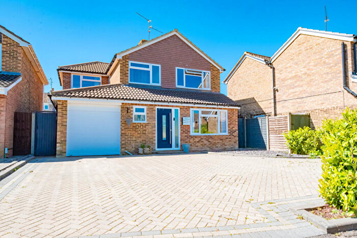 4 Bedroom Detached House For Sale In Bramling Avenue, Yateley, Hampshire, GU46