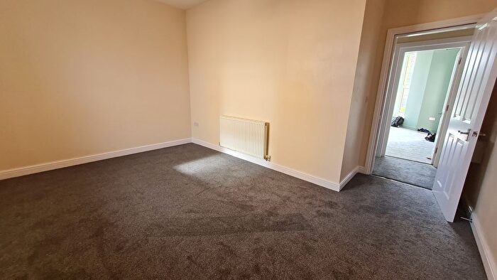 2 Bedroom Flat To Rent In Halifax Road, Staincliffe, Dewsbury, WF13