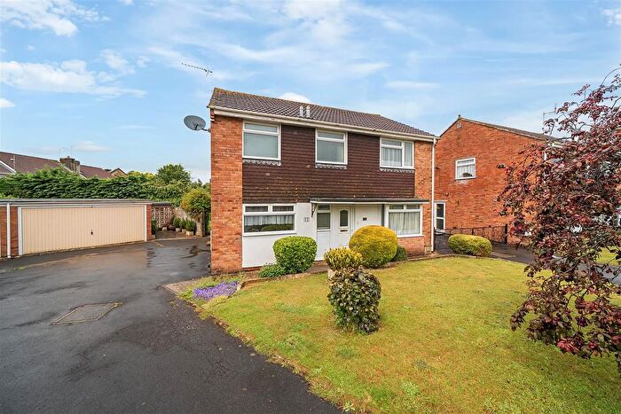 4 Bedroom Detached House For Sale In Page Close, Chippenham, SN14