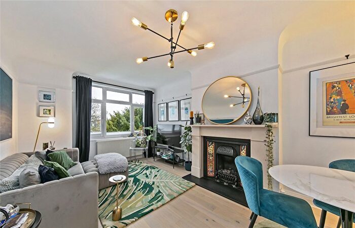 2 Bedroom Flat For Sale In Crown Road, St Margarets, TW1