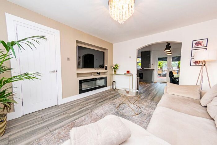 3 Bedroom End Of Terrace House For Sale In Dunlin Court, Middleton, Leeds, LS10