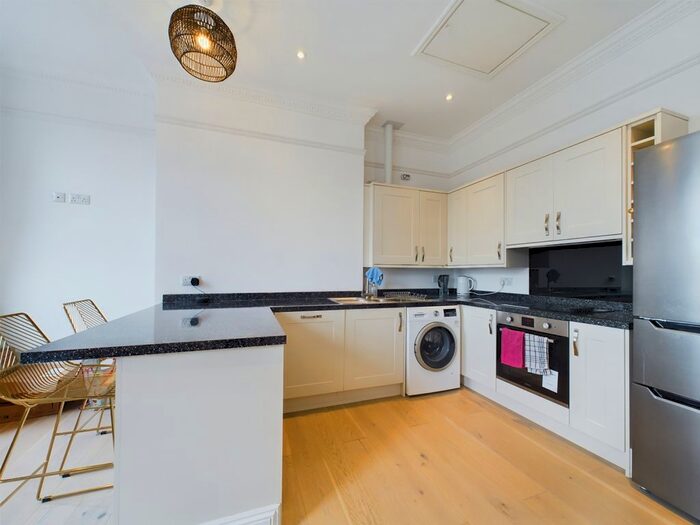 2 Bedroom Flat To Rent In Pittville Lawn, Cheltenham, Glos, GL52