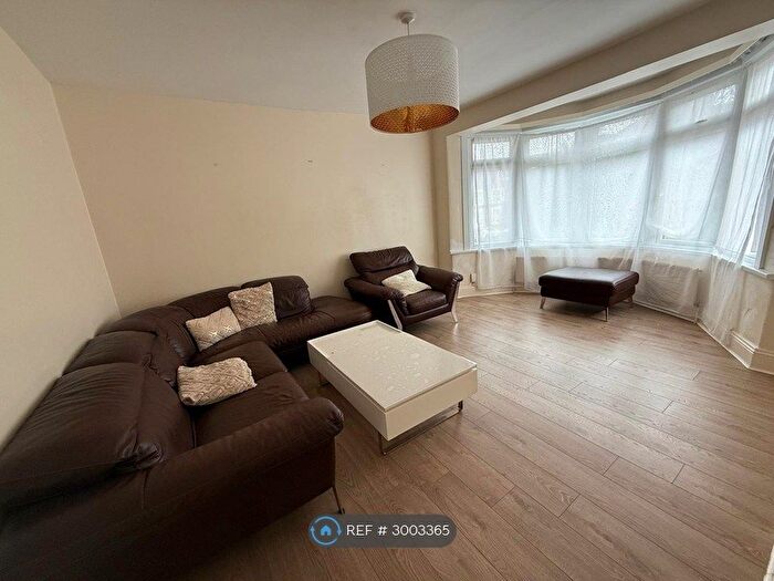 2 Bedroom Flat To Rent In Abbotts Park Road, London, E10