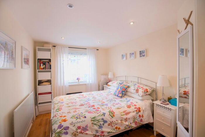 2 Bedroom Flat For Sale In Charter Quay, Kingston Upon Thames, KT1