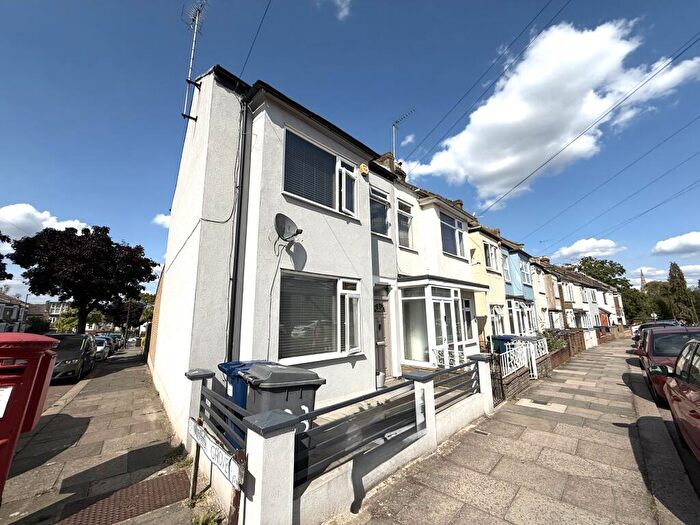 4 Bedroom Terraced House To Rent In Brunswick Avenue, London, N11