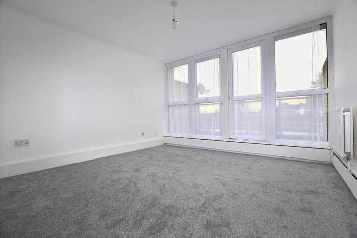 3 Bedroom Maisonette To Rent In Oakwood Drive, London, SE19