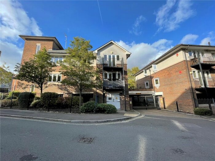 2 Bedroom Flat To Rent In Sarum Road, Winchester, Hampshire, SO22