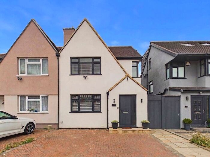 4 Bedroom Semi-Detached House For Sale In Chinnor Crescent, Greenford, UB6