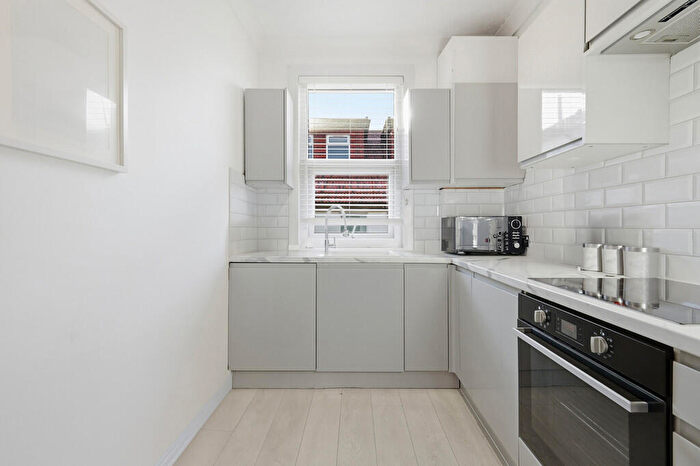 2 Bedroom Apartment For Sale In Westcliff Avenue, Westcliff-on-Sea, SS0