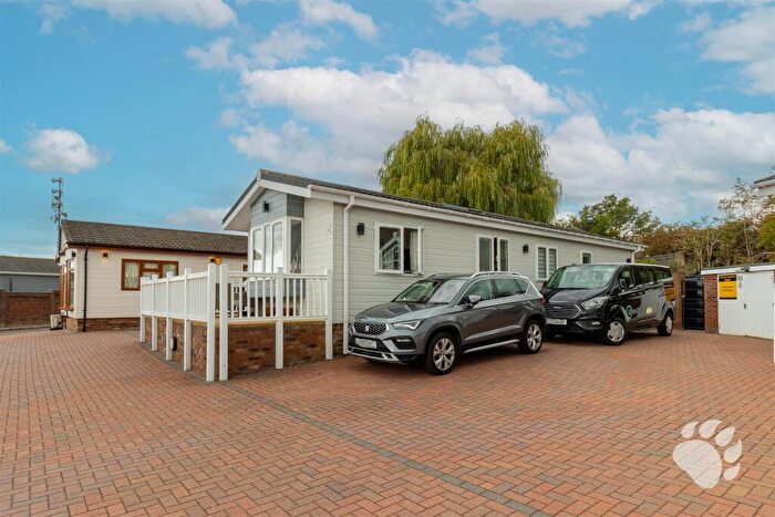 2 Bedroom Park Home For Sale In Chestnut Grove, Hayes Country Park, Battlesbridge, SS11