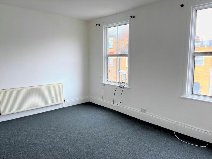 3 Bedroom Flat To Rent In Goldsmith Road, Acton, London, W3