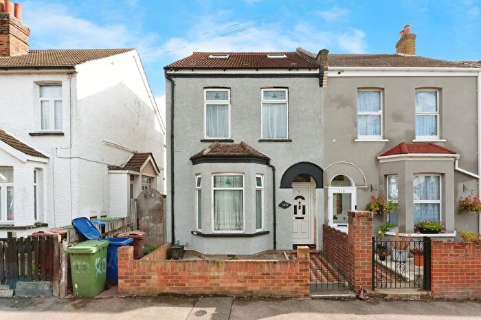 4 Bedroom Semi-detached House For Sale In Cromwell Road, Grays, Essex, RM17