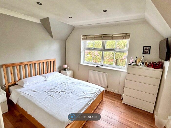 2 Bedroom Flat To Rent In Raphael Court, Romford, RM1