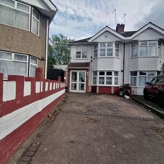4 Bedroom Semi-Detached House To Rent In Ivanhoe Road, Hounslow, TW4