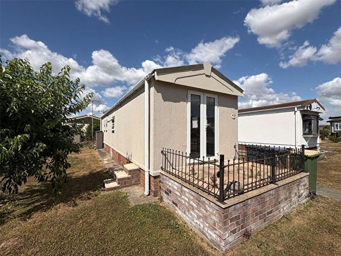 2 Bedroom Mobile/park Home For Sale In Highfield, Tower Park, Hullbridge, Hockley, SS5