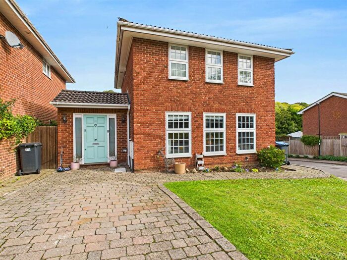 4 Bedroom Detached House For Sale In Dornford Gardens, Coulsdon, CR5