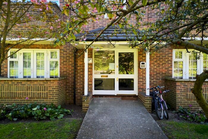 2 Bedroom Flat To Rent In Western Avenue, London, W5