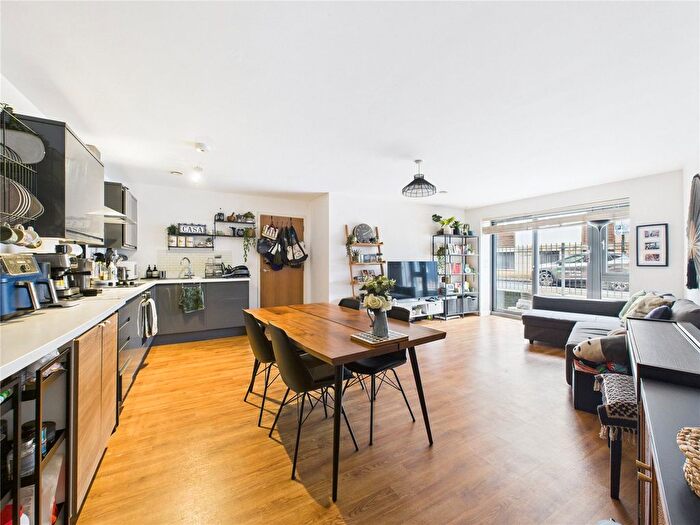 3 Bedroom Flat For Sale In Braggs Lane, Bristol, BS2