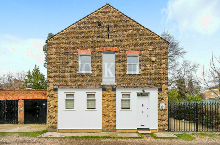 3 Bedroom Detached House To Rent In Wickham Mews, London, SE4