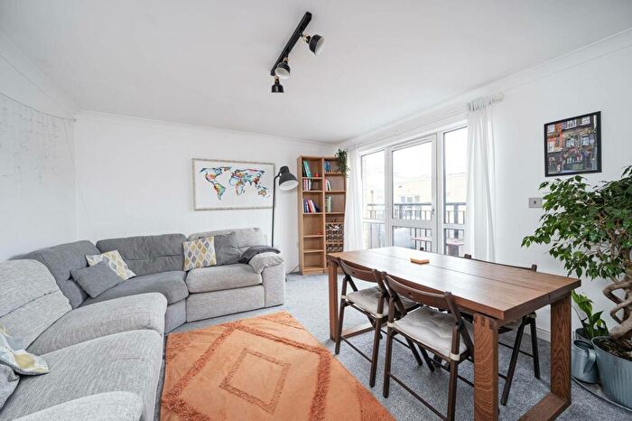 2 Bedroom Flat To Rent In Candle Street, Mile End, London, E1