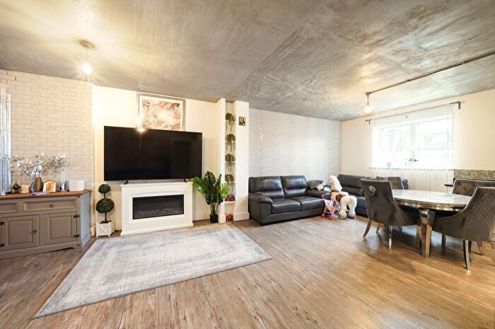 3 Bedroom Flat To Rent In South Street, Romford, RM1