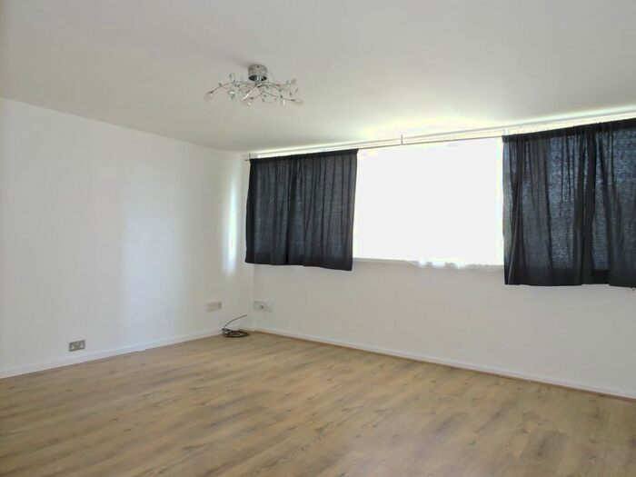 3 Bedroom Maisonette To Rent In Ayley Croft, Enfield, EN1