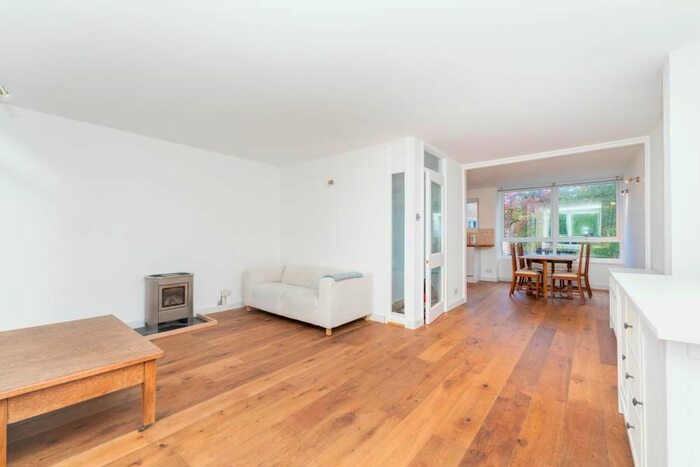 3 Bedroom Flat To Rent In Deena Close, Acton, W3