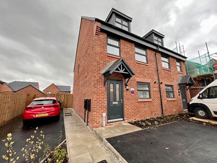 3 Bedroom Town House To Rent In Booth Lane, Ashton-under-lyne, OL6